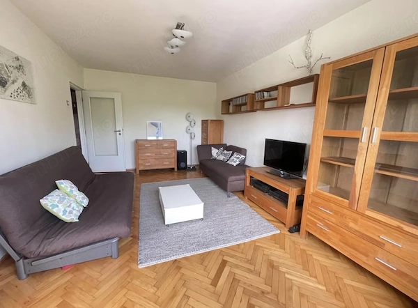 Închiriez apartament 3 camere zona spitalului Județean — fotografia 1