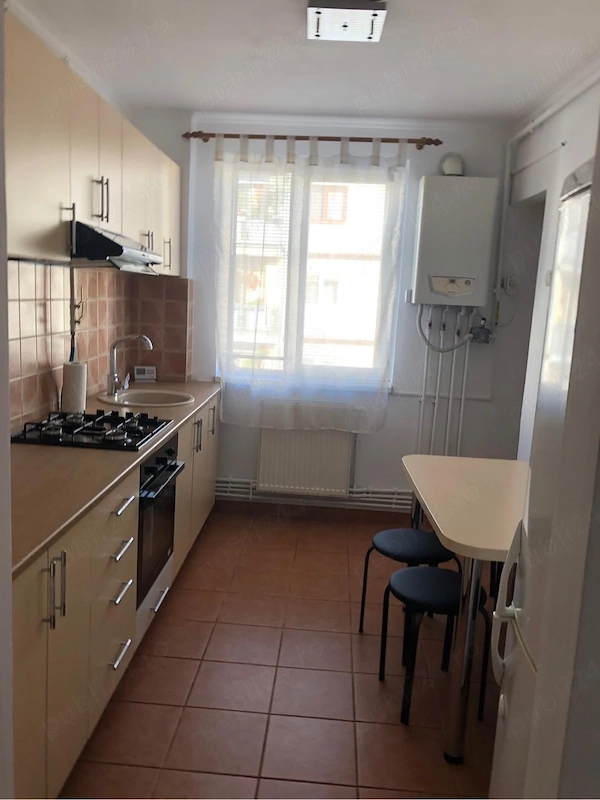 apartament 3 camere de inchiriat — fotografia 3