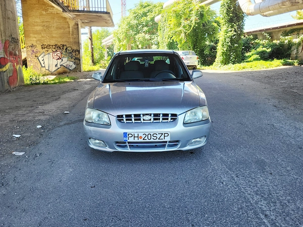PROPRIETAR Hyundai Accent an fabr. 2000 Benzina(1341 cmc 283.000 Km Reali