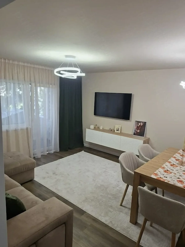 Vand apartament cu 4 camere — fotografia 1