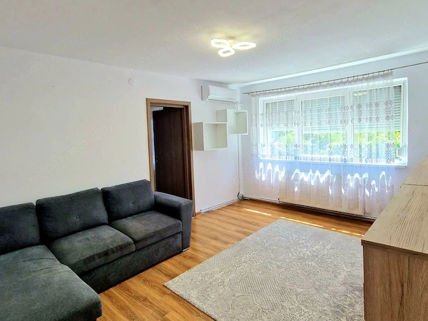 Apartament 3 camere, renovat, centrală proprie, etaj intermediar — fotografia 1