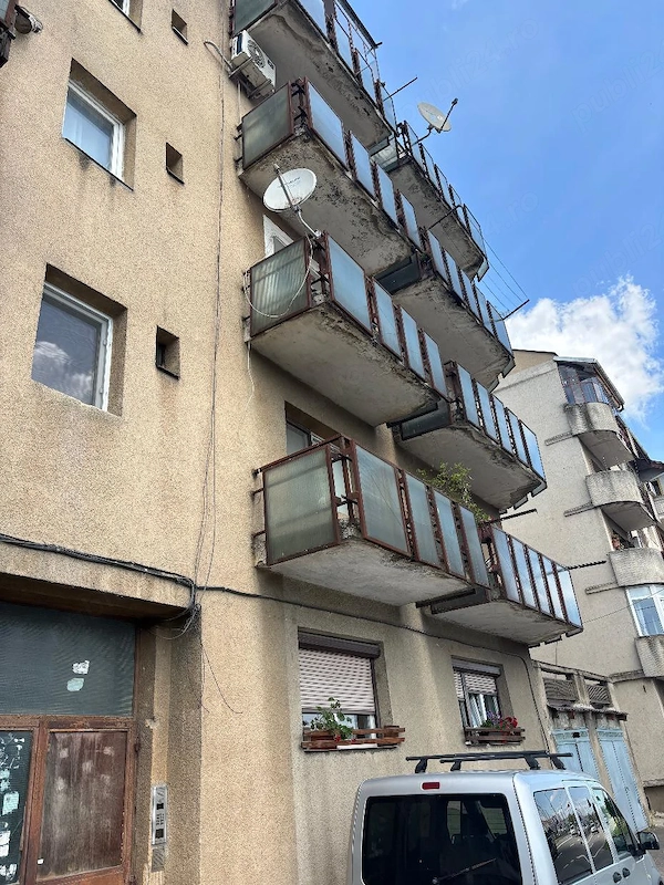 Vând apartament 2 camere strada Botizului — fotografia 1
