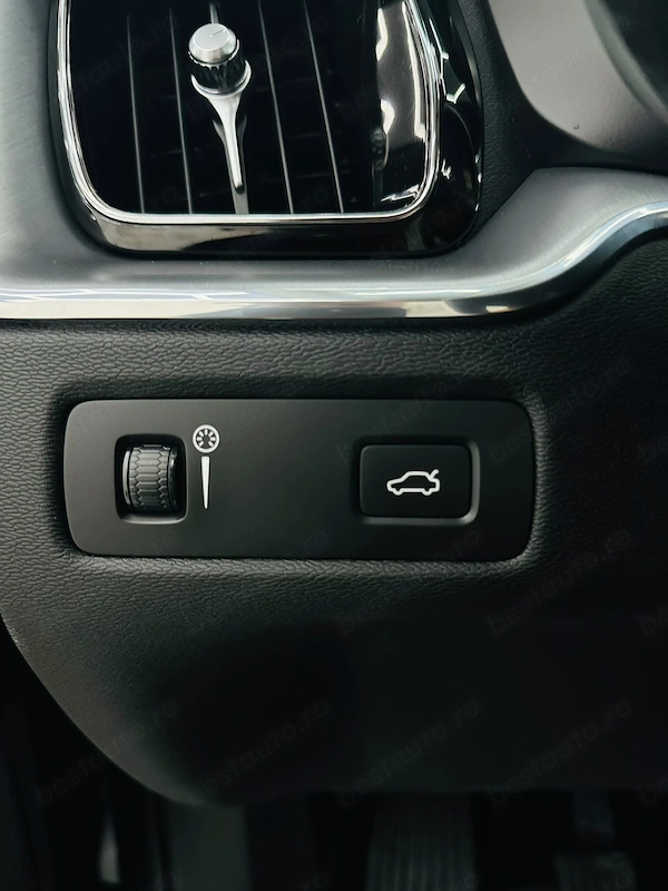 VOLVO XC60 2019 — imagine 12