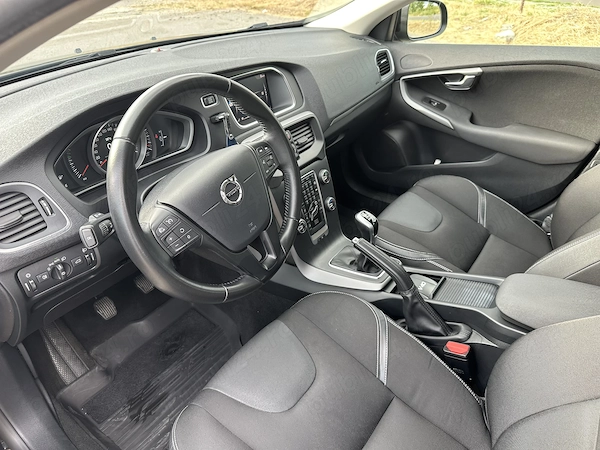 VOLVO V40 2018 — imagine 5