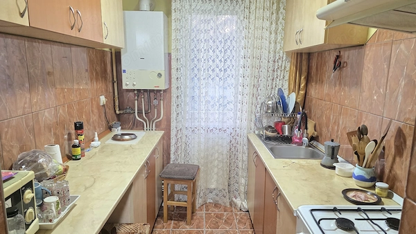 Vand apartament 3 camere semidecomandat in Deva, zona Micro 15, etaj 1, izolat exterior, apa trasa — fotografia 1