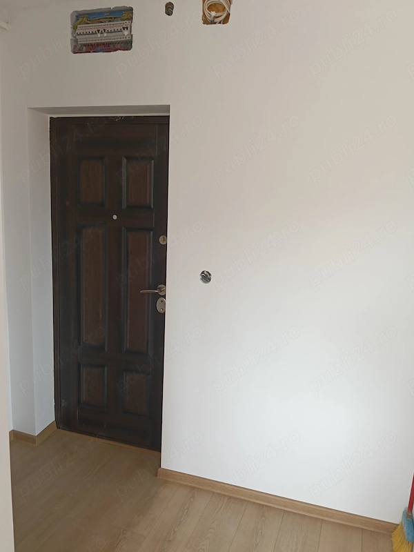 Vând apartament 4 camere — fotografia 3