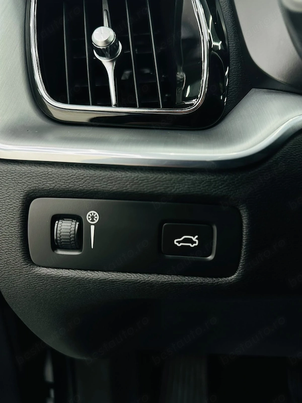 VOLVO XC60 2018 — imagine 12