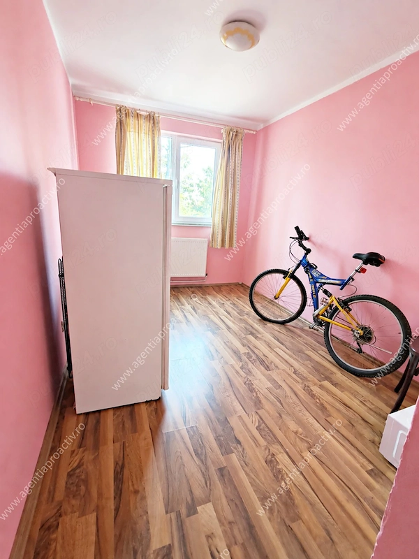 Apartament cu 4 camere decomandate, Micro 39B, etajul 1, 2 băi și 2 balcoane — fotografia 3