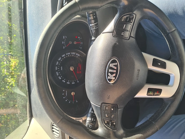 Vând Kia Sportage 2015 full option 184 cp 4 4 automat 166000km