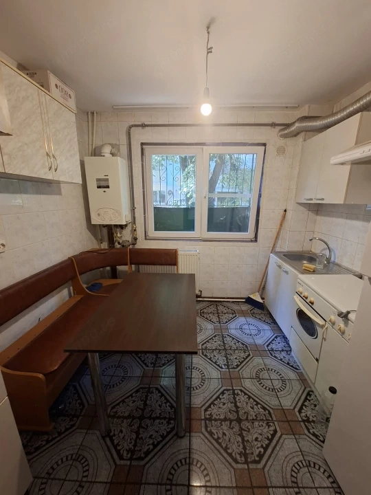 Apartament 2 camere, 54 mp, parter/4, balcon inchis, Rovine – gata de mutat! — fotografia 3