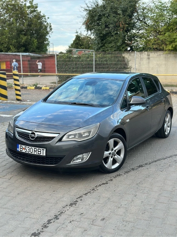 Opel Astra J - 1.7 CDTI - Pilot automat - Comenzi pe volan vocale - AC - Computer de bord - Senzori