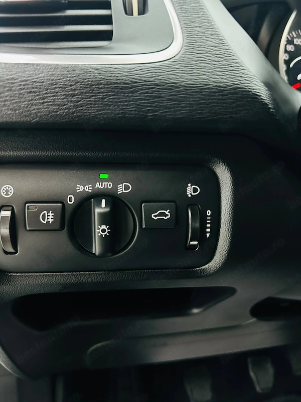 VOLVO V40 2018 — imagine 13