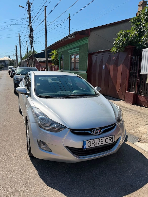 HYUNDAI Elantra