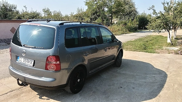 VOLKSWAGEN Touran