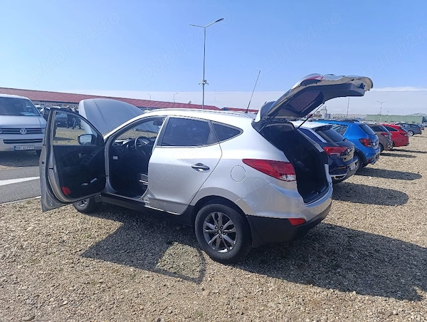 Vand schimb Hyundai Ix35 2.0 benzina163cp, 4x4 ,Octombrie 2015