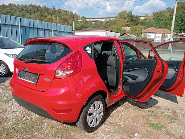 Vand Ford Fiesta 2010 benzina euro5