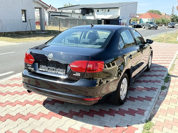 VOLKSWAGEN Jetta 2011 — imagine 3