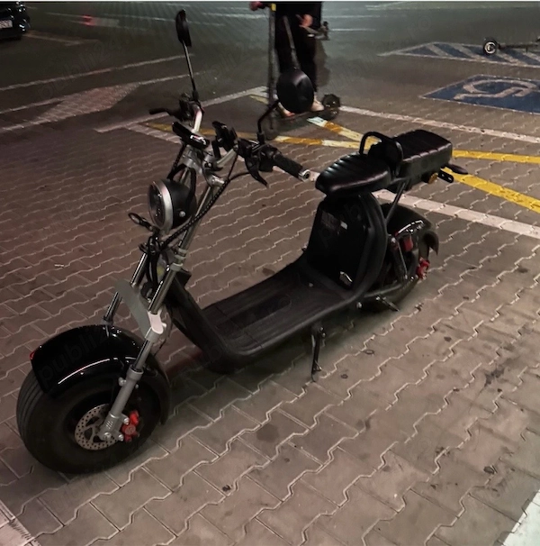 Scuter electric (moped)