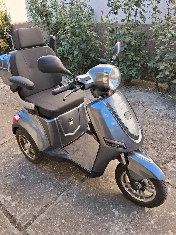 De vinzare scuter electric aproape nou