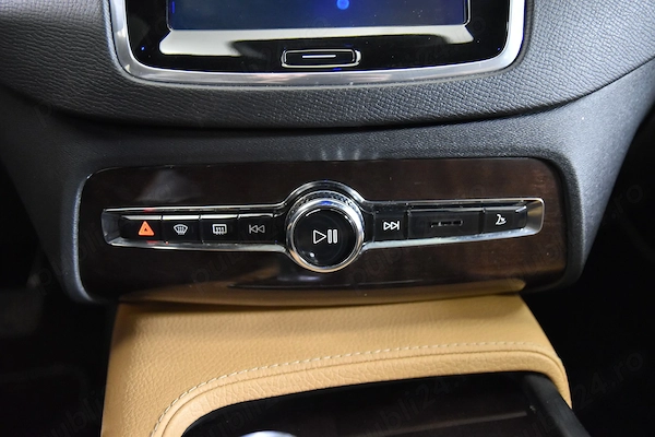 VOLVO XC90 2018 — imagine 8