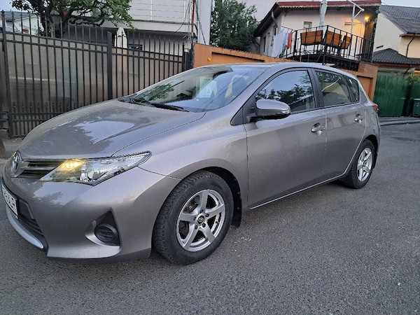 TOYOTA Auris