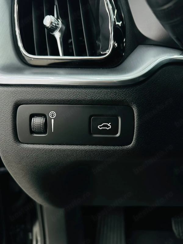 VOLVO XC60 2019 — imagine 11