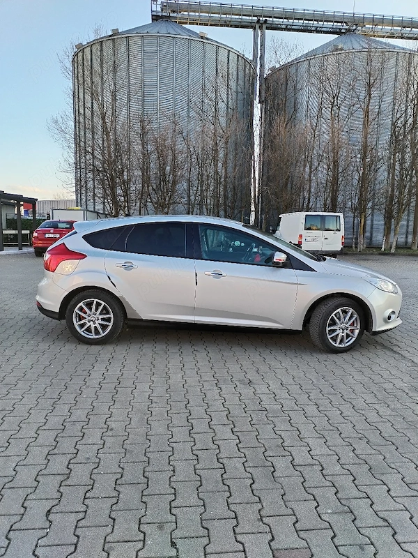 FORD Focus 2011 — imagine 5
