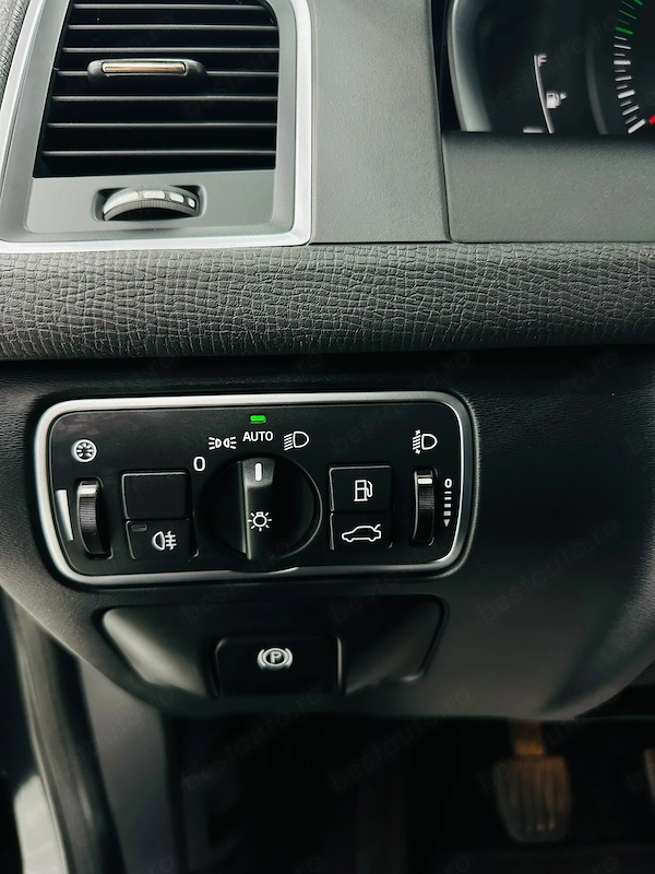 VOLVO XC60 2017 — imagine 12