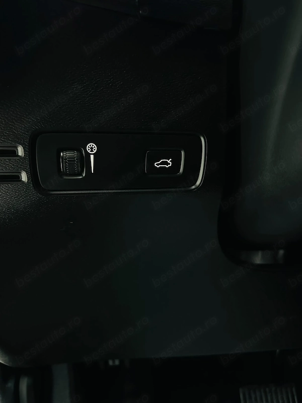 VOLVO XC40 2019 — imagine 13