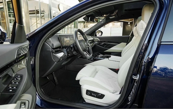 BMW 5 Series 2023 — imagine 8