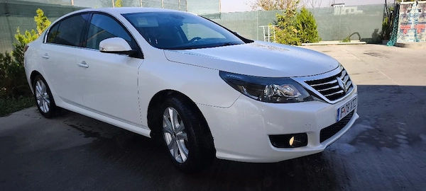RENAULT Latitude 2011 — imagine 3
