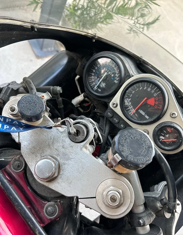 Kawasaki ZX750P Ninja Custom Sportivă, aspect agresiv