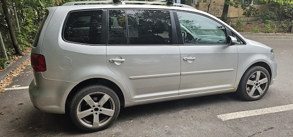 VOLKSWAGEN Touran 2011 — imagine 4