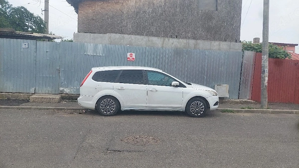 FORD Focus 2011 — imagine 5