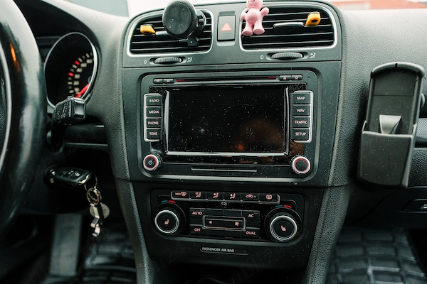 VOLKSWAGEN Golf 2011 — imagine 8