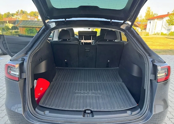 TESLA Model Y 2022 — imagine 3