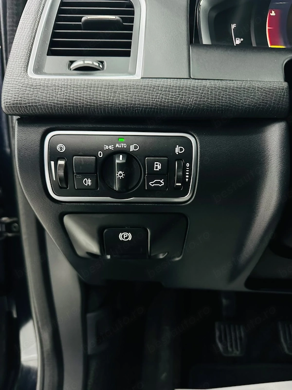VOLVO XC60 2017 — imagine 14