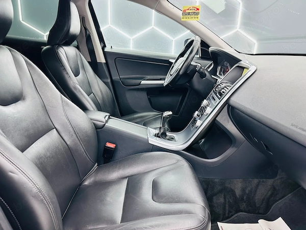 VOLVO XC60 2017 — imagine 18