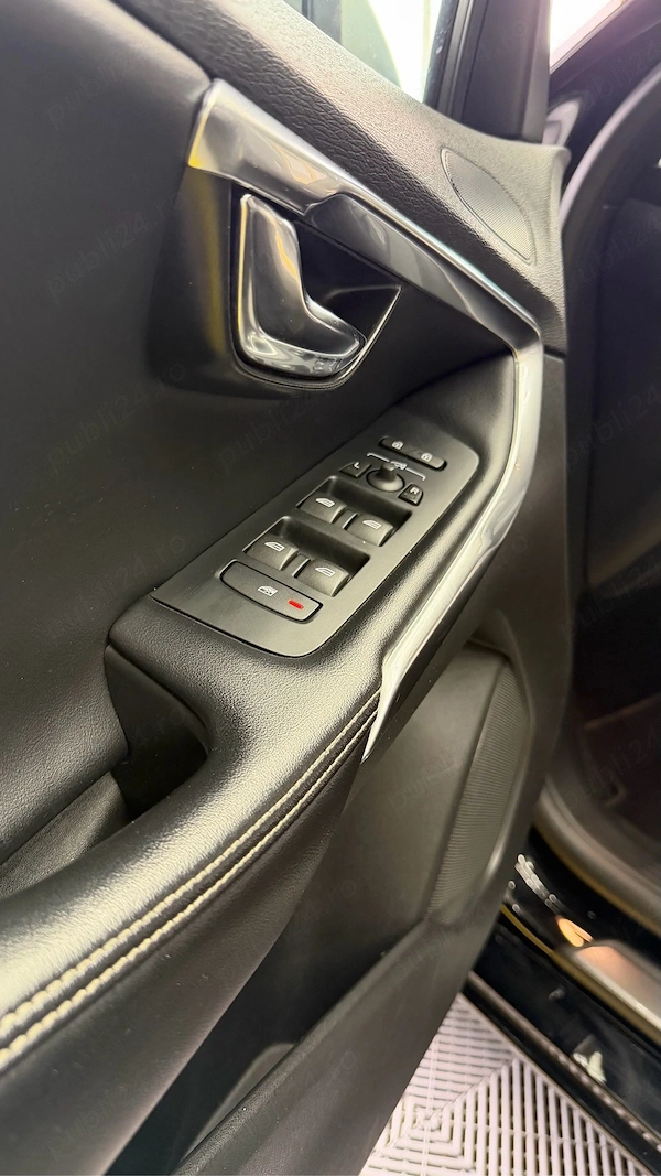 VOLVO V40 2018 — imagine 1