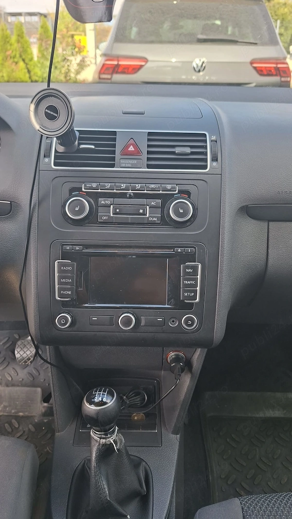 VOLKSWAGEN Touran 2011 — imagine 3