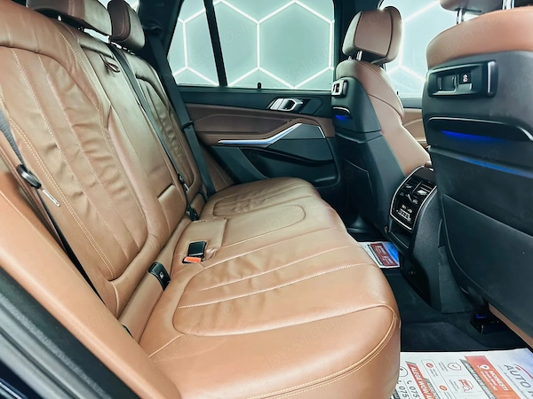 BMW  2019 — imagine 7