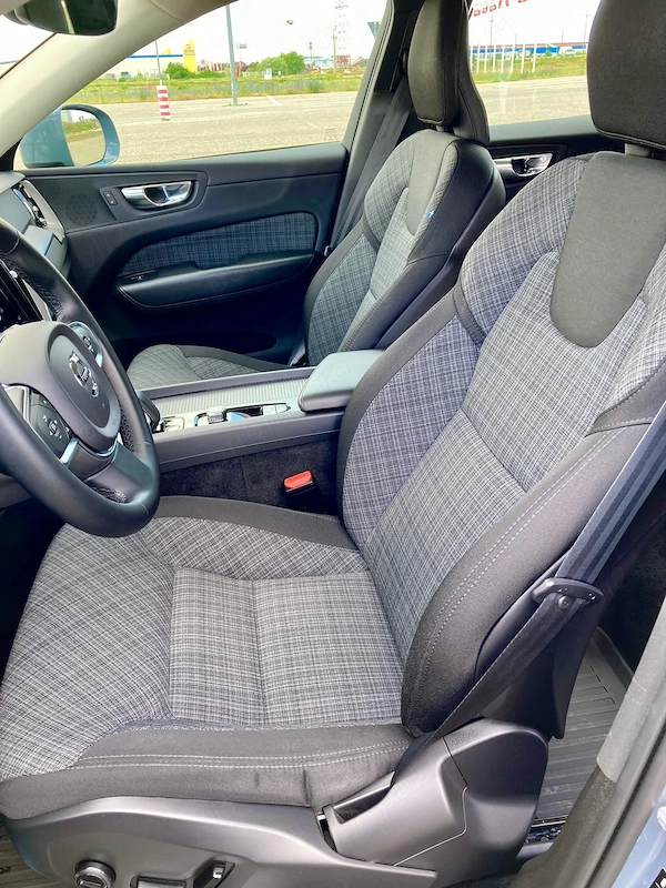 VOLVO XC60 2022 — imagine 8
