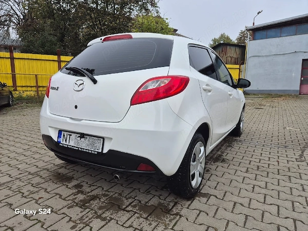 MAZDA 2 2010 — imagine 3