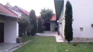 PROPRIETATE: 1500 mp, cu casa saseasca autentica, in Cristian, Brasov - la 10 km de Castelul BRAN - imagine 3