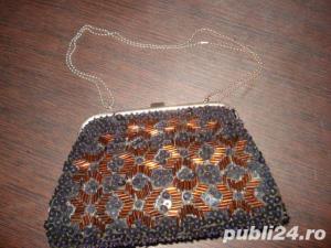 Vind  doua posete de gala din margele,foarte frumoase...