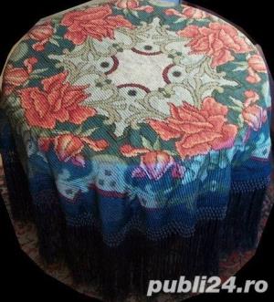 masă veche cu faţă de masă mătase, vintage