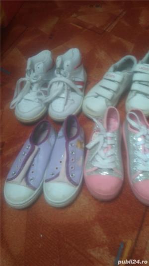 Adidasi si tenisi pentru fetite