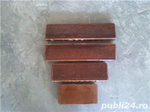 Etajere pentru Sobe Teracote tip Medias, culori alb si maron