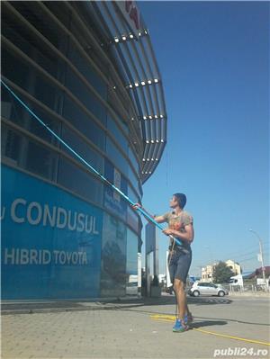  Oferim servicii de spalare/curatare fatade sticla,panouri solare,geamuri,fatade aluminiu,pvc,etc.  - imagine 2