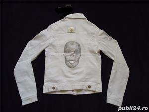 Geaca alba elastica dama blugi cap de mort supradimensionat cristale albe gri jacheta craniu